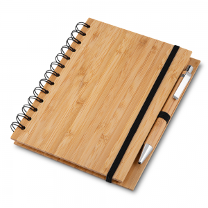 Cadeno Bambu com caneta Capa  bambu e caneta 15x21cm  Bambu  Caderno Capa em Bambu c/ Caneta (18x13cm) Kit escritório, contendo:  1 Caderno de anotações 18x13,5cm capa de bambu, com elástico, suporte para canetas e miolo com 70 folhas pautadas na cor bege; 1 Caneta de bambu com partes em metal.  70 folhas, 70g 