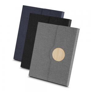 Caderno Capa tecido com detalhes em bambu 15x21cm  tecido  Caderno Capa em RPET e Detalhe em Bambu Caderno de anotações, capa em tecido RPET e detalhe em bambú com suporte para caneta na parte interna, miolo com 80 folhas pautadas.