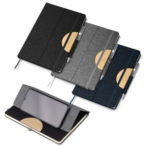 Caderno tipo moleskine Capa PET e detalhe em Bambu com elastico 15x21cm    Caderno de anotações com suporte para caneta, fechamento com elástico, capa dura em material reciclável, suporte para celular na capa e miolo com 80 folhas pautadas na cor bege. NÃO ACOMPANHA CANETA.