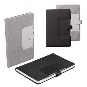 Caderno tipo moleskine Capa PU tecido com fecho em imã 15x21cm  PU  Caderno Capa em Poliéster Caderno de anotações com suporte para caneta, fechamento magnética, capa dura em material sintético, miolo 80 folhas pautadas na cor bege. NÃO ACOMPANHA CANETA.
