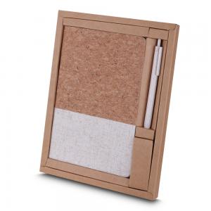 Kit Caderno ecologico Capa Cortiça e algodão 15x21cm  Capa Cortiça e algodão  Kit Escritório Capa em Cortiça e Caneta P Reciclado Kit caderno de anotações e caneta.  O kit acompanha a caneta em plástico reciclado.  O caderno de anotações é feito de cortiça com detalhe em algodão cru, em capa dura com miolo 80 folhas pauta