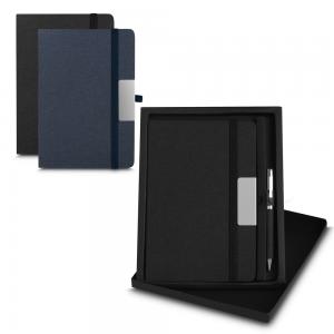 Kit escritório Caderno e caneta Capa  RPET 15x21cm  tecido  Kit Escritório Capa em RPET e Caneta Metalica Kit caderno de anotações e caneta.  O kit acompanha caneta metálica com detalhe em RPET reciclável.  O caderno de anotações é feito de PET Reciclado, acompanha placa em metal, em capa dura com miolo 80
