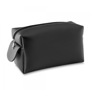 Necesserie couro sintético Couro Sintético 12,7x21x4x9,8    Nécessaire em Couro Sintético Nécessaire em couro sintético no tecido externo e forro sintético Bidim com pegador lateral. Gravação frontal na opções: serigrafia e plaquinha.